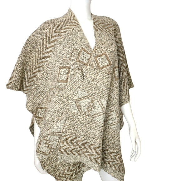 Aztec Pattern Poncho One Size - Picture 6 of 9